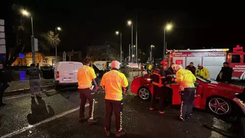 Hafif ticari araç ile otomobil çarpıştı: 2 yaralı