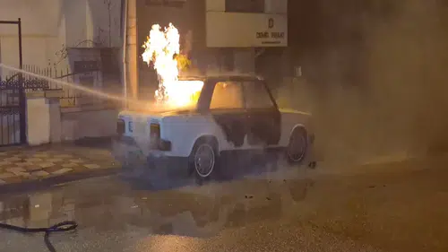 Park halindeki otomobil yandı