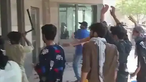 Pakistan'da bir grup gösterici, ABD'nin  Konsolosluğu'na girmeye çalıştı