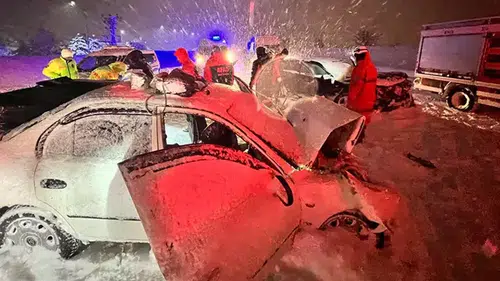 Otomobiller, kafa kafaya çarpıştı