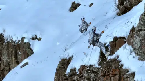 Mehmetçikten karda dağcılık eğitimi