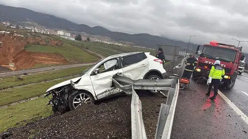 Bariyer otomobile saplandı: 1 ölü, 2 yaralı