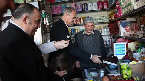 Belediye başkanı, veresiye defterini tartıp 50 bin TL'ye satın aldı