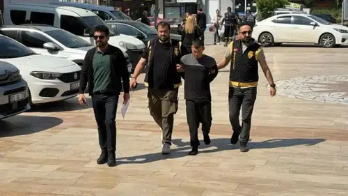 Polisi karşısında gören firari hükümlü, ayakkabısız kaçmaya çalıştı