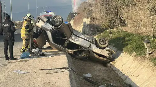 Takla atan otomobildeki 5 kişi yaralandı