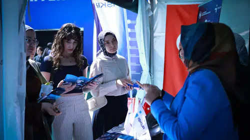 Gençlerin kariyer yolculuğu Konya’da şekilleniyor: Fuara yoğun ilgi!