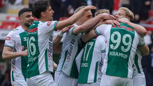 Konyasporlu iki oyuncu altın karmada