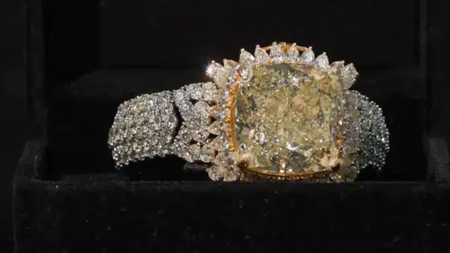 Kaçak getirilen 80 karatlık pırlanta emniyette sergilendi