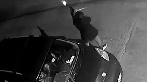 Kasklı şüpheli eve ateş açtı