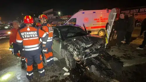 İki otomobil kafa kafaya çarpıştı