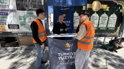 Kulu’da gençlik sahada: AK Parti standına yoğun ilgi