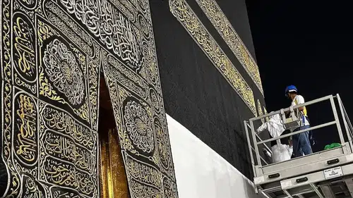 Kabe'nin örtüsü, hac sezonu için 3 metre yukarı kaldırıldı