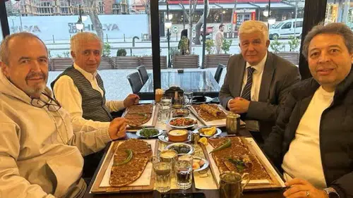 ÜNLÜ BİLİM ADAMI PROF. DR. ÖZGÜR KASAPÇOPUR SINIF ARKADAŞLARIYLA BULUŞMUŞ