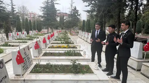 Konya’da anlamlı buluşma: Gençler şehitlikte tek yürek oldu