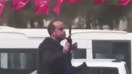 Pompalı tüfekle yürüyen kişi gözaltına alındı