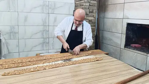 Konyalı siyasetçi etliekmek fırınının başına geçti!