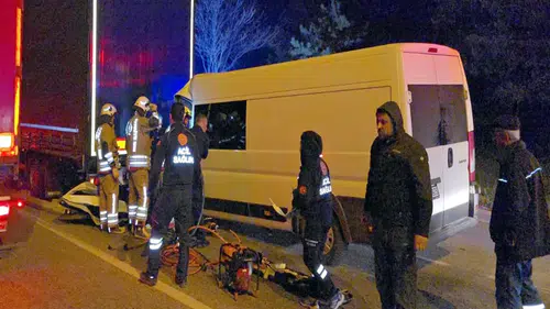 Kırmızı ışıkta bekleyen TIR'a çarpan minibüsün sürücüsü öldü