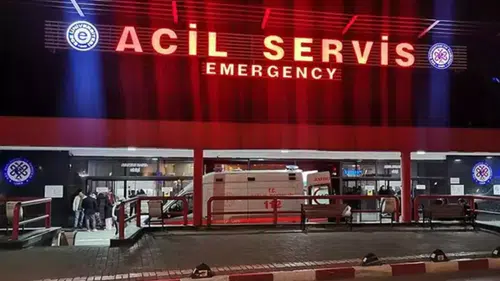 2 yaşındaki bebeği boğazından yaraladı