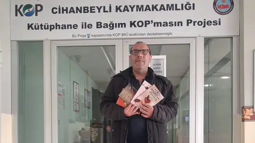 Konyalı Öğretmen ,Cihanbeyli Kütüphanesi’ne eserlerinden hediye etti