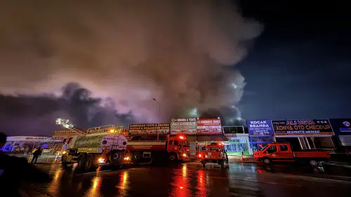 Konya'da oto lastikçiler sanayisinde çıkan yangında 2 kişi yaralandı