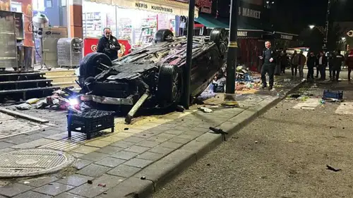 Otomobil iş yerlerine çarpıp, devrildi