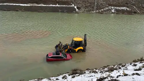 Konya'da araç sular altında kaldı! 4 kişilik ailenin korku dolu anları!