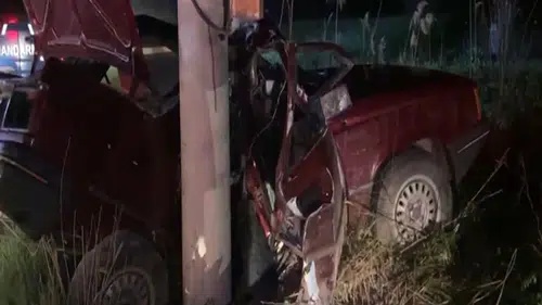 Beton direğe çarpan otomobilin sürücüsü öldü