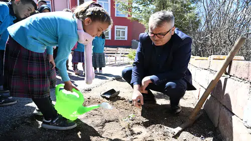 Belediyeden okul bahçelerine gül hediyesi