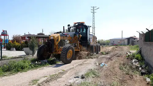 Cihanbeyli’de yol seferberliği! Kumlama çalışmaları başladı