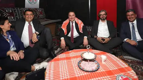 Ali Babacan ve Konyalı isim o programda bağdaş kurdu