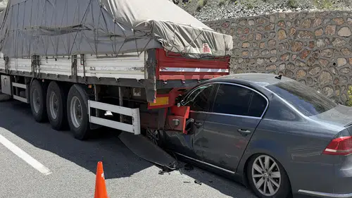 TIR'ın altına giren otomobilin sürücüsü yara almadan kurtuldu