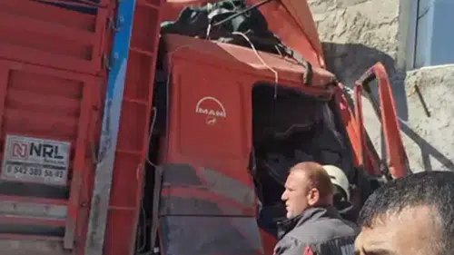 Konya'da kontrolünü kaybeden kamyon duvara çarptı