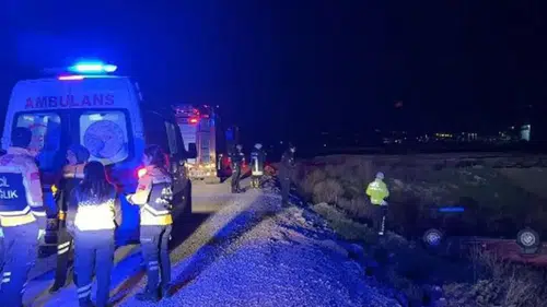 Otomobil takla attı, içindekiler kaçtı