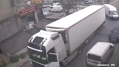 El frenini çekilmeyen TIR minibüse çarptı