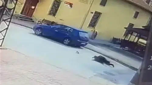 Camiye giderken otomobilin çarptığı yaya yaralandı