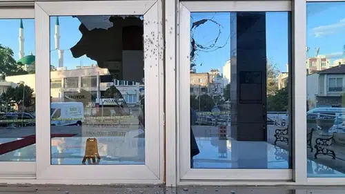 Belediye binasına saldırı! Av tüfeğiyle ateş etti