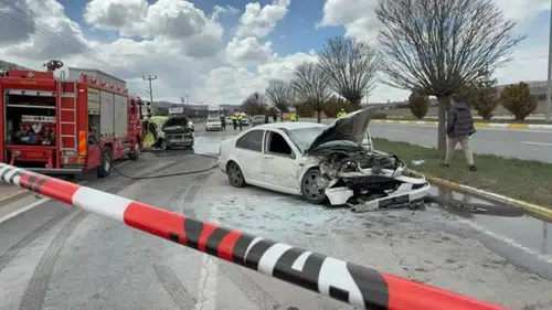 Otomobil, taksiye çarptı; 4'ü futbolcu 6 yaralı