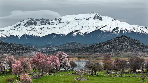 Beyşehir'de iki mevsimin güzelliği bir arada yaşanıyor
