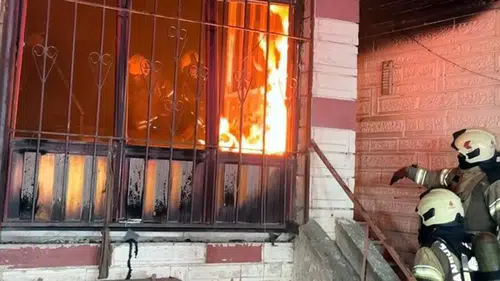 4 katlı binada yangın; 20 kişi kurtarıldı