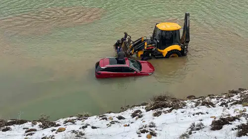 Konya'da suda mahsur kalan 4 kişi kurtarıldı