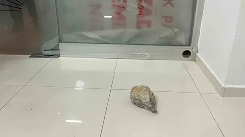 CHP İlçe Başkanlığı binasına taşlı saldırı