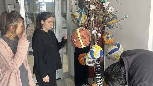 Konya Selçuklu Fen Lisesi'nde eski spor malzemeleri sanata dönüştü