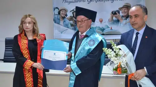 Konya'da 74 yaşındaki Bayrak avukat oldu!