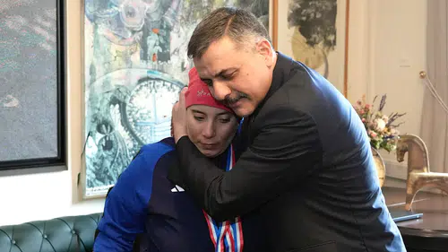 Bakan Çiftçi dünya şampiyonu otizmli ikizlerle bir araya geldi