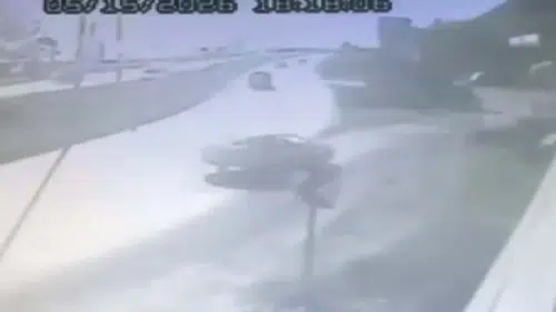 Takla atan otomobil bankta oturan iki kardeşe çaptı: 6 yaralı