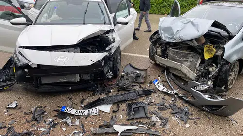 Otomobiller çarpıştı: 3 yaralı