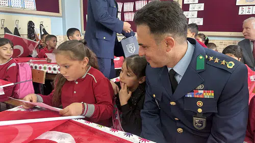 Konya'da ilk mektuplarını Mehmetçiğe yazan öğrencilere askerlerden cevap geldi