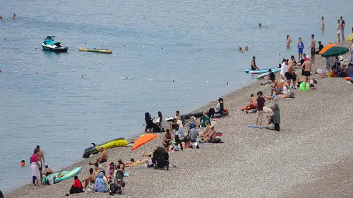 Hava ısındı, Konyaaltı Sahili'nde yoğunluk oluştu