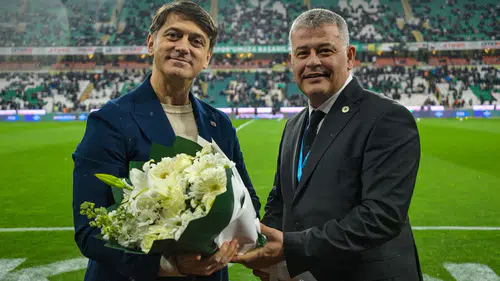 Konyaspor Başkanı Ömer Atiker' den Necmettin Koç'a çiçekli karşılama