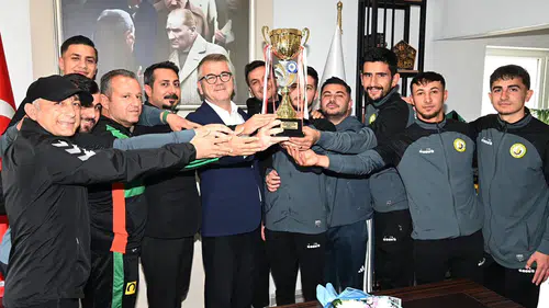 Futbolculardan Başkan Ustaoğluna ziyaret